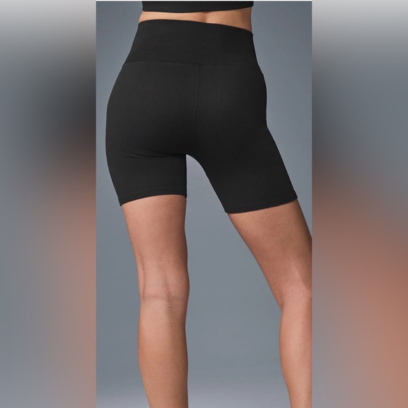 ALO Yoga Women's 5" Seamless Ribbed Favorite Short Size XS Stretchy - Picture 10 of 11